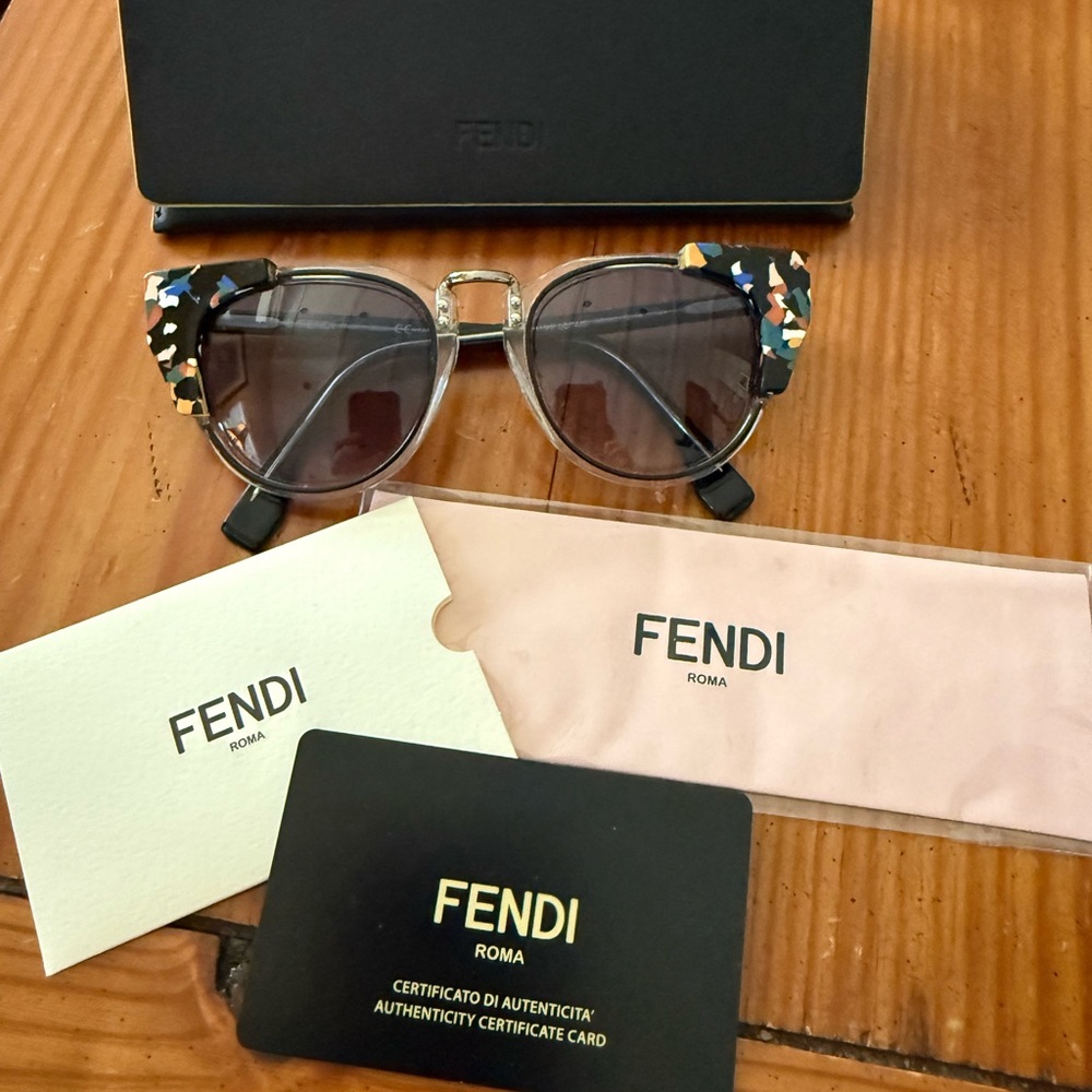 Fendi sunglasses with case, certificate and cloth - Picture 2 of 5